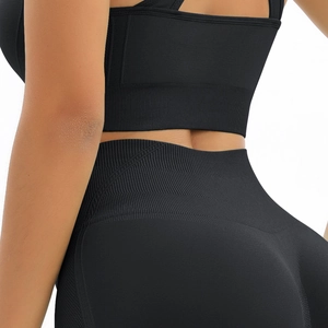 Détail du tissu en maille côtelée sans couture sur le short de yoga noir taille haute
