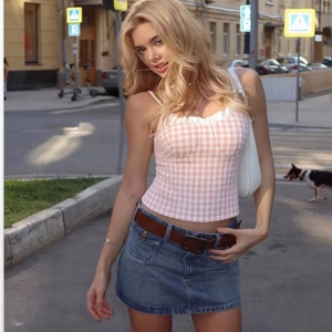 Rosa kariertes Camisole-Top kombiniert mit Jeansrock und braunem Gürtel im Streetstyle