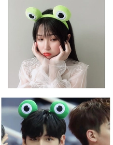 Détail d'un serre-tête grenouille vert en peluche avec de grands yeux sur modèles