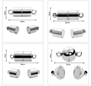 Makro-Detail verschiedener zylindrischer und kugelförmiger Magnetverschlüsse für Schmuck