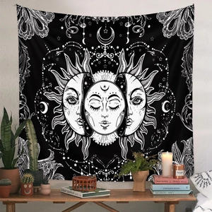Detail eines böhmischen Wandteppichs mit mystischem Sonnen- und Mondmuster im Wohnzimmer