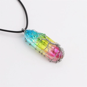 Détail du pendentif en cristal arc-en-ciel avec motif arbre de vie en fil d'argent