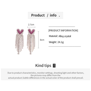 Infographie montrant la taille et les détails des boucles d'oreilles cœur à pompon