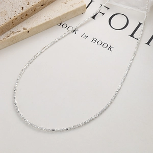 Elegante collar de plata de ley 925 con cuentas de plata y detalles de perlas para mujer