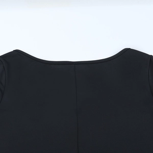 Gros plan détaillé des coutures de l'encolure sur cette robe moulante noire élégante