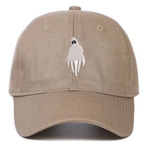 Gros plan d'une broderie fantôme blanche sur une casquette en coton kaki aux points précis