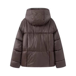 Dunkelbraune Kapuzen-Steppjacke mit breitem Quersteppmuster und Rückansicht im Detail