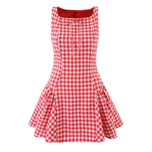 Robe courte à carreaux rouge et blanc avec nœud papillon et encolure carrée de style champêtre