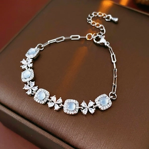 Détail du bracelet fleur en zircon avec pierres d'opale bleue sur écrin en cuir