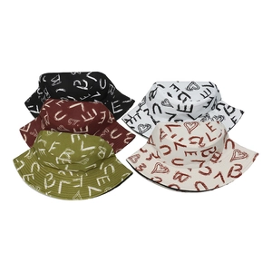 Cappelli a secchiello estivi con stampa graffiti cuore e amore in cinque colori diversi