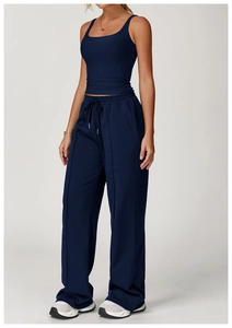 Détail de l'ensemble de yoga bleu marine avec débardeur col en U et pantalon large à cordon