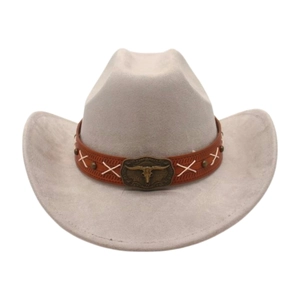 Dettaglio di cappello da cowboy grigio con fascia in pelle marrone e stemma con testa di toro
