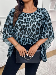 Blusa taglie forti in chiffon con stampa leopardata blu e maniche a pipistrello