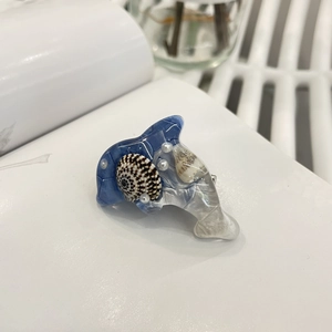 Pince à cheveux dauphin en résine bleue avec coquillages et perles pour un style marin