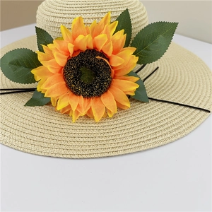Chapeau de soleil en paille beige avec grande fleur de tournesol et bord large pour plage