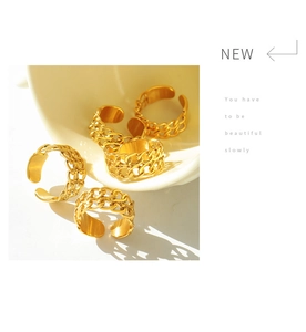 Detail of adjustable double-layer chain rings in 18k gold plated stainless steel