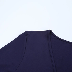 Détails de l'encolure et des coutures d'épaule sur ce body en résille violet foncé