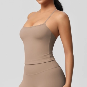 Canotta sportiva slim marrone moka con spalline sottili e scollo a U liscio ed elegante