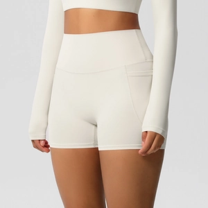 Vue détaillée du short de yoga taille haute montrant la poche latérale et le tissu brossé