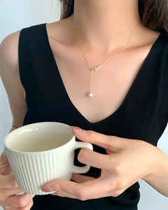 Elegant gold S925 sterling silver Y-shaped tassel necklace with pearl pendant detail