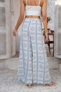 Détail d'un pantalon large à taille haute avec imprimés bohèmes bleus et élastique