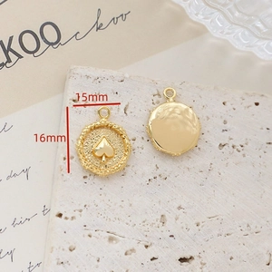 Makroaufnahme von 18K vergoldeten Vintage-Pik-Anhängern für DIY-Schmuckstücke