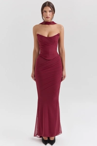 Détail de l'ensemble haut bustier rouge vin et jupe crayon taille haute coupe sirène