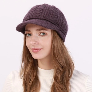 Vista frontal de mujer con gorro de punto trenzado morado oscuro con visera para invierno
