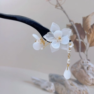 Elegant white magnolia wooden hair pin with pearl tassels and vintage floral design