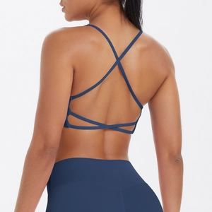 Détail de la brassière de yoga bleu marine avec bretelles croisées au dos élégantes