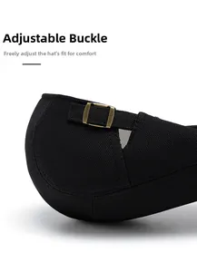 Dettaglio ravvicinato della fibbia in bronzo regolabile su un cappello a basco nero