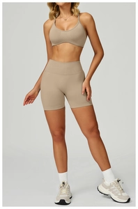 Détail du tricot côtelé sur l'ensemble soutien-gorge de sport et short sans couture kaki