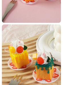 Detailansicht von Mini-Kuchen-Schlüsselanhängern mit realistischen Obst- und Sahne-Toppings