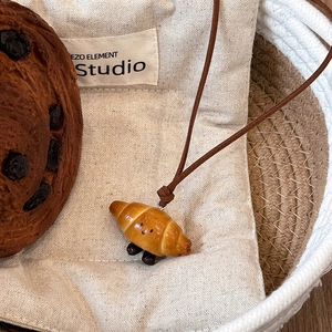 Collana a croissant in pelle con ciondolo sorridente e cordoncino marrone caldo