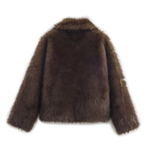 Veste en fausse fourrure marron foncé pour femme vue de dos sur fond blanc épuré