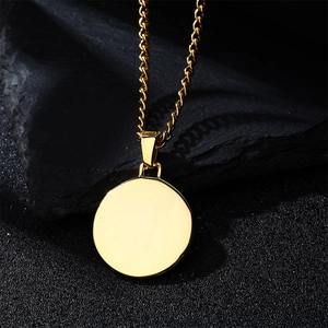 Collier avec pendentif hexagone en or 18 carats poli et chaîne cubaine sur base sombre