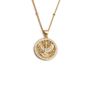 Collier doré avec pendentif colombe de la paix et croix serti de zircons cubiques