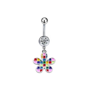Détail d'un piercing de nombril en argent avec pendentif fleur en pierres colorées