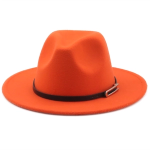 Vue détaillée du chapeau fedora orange avec bande en cuir noir et boucle en métal argenté