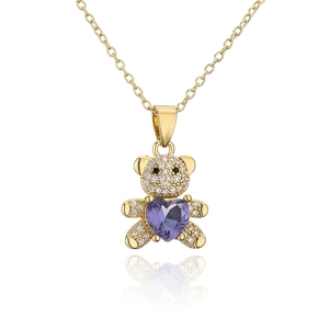 Détail du pendentif ours en or avec cristal cœur violet et zircons sertis sur collier