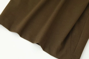 Gros plan sur la texture du tissu en coton marron foncé avec motif de tissage sergé