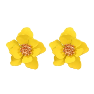 Orecchini a perno a fiore giallo opaco a più strati per donne con design a petali
