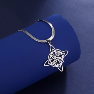 Silberne Edelstahl-Halskette mit Keltenknoten-Anhänger und doppelter Schlangenkette