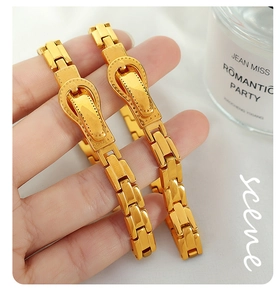 Detailaufnahme des vergoldeten Titanstahl-Armbands im Gürtelschnallen-Design für Damen
