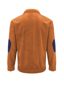 Vista dettagliata del retro del maglione arancione con toppe ovali blu sui gomiti