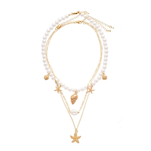Collana boho a 3 strati con ciondoli a stella marina, conchiglie e perle barocche su sfondo bianco