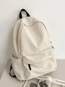 Dettaglio dello zaino minimalista in nylon crema ad alta capacità con trama impermeabile