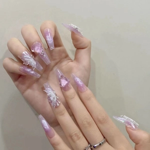 Faux ongles faits main violet marbré avec papillon en cristal 3D et breloques cœur