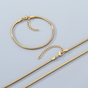 Détails d'un ensemble collier et bracelet en maille serpent dorée avec fermoir