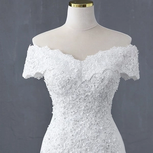 Weißes französisches Spitzen-Brautkleid mit schulterfreiem Design und Paillettenstickerei